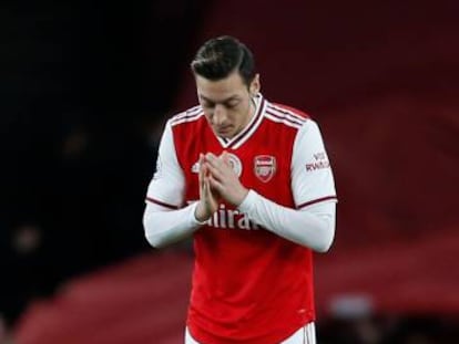 Özil, ante el City.