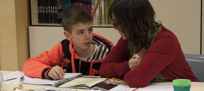 Maestra del programa Promociona de ayuda a un chico a estudiar.
