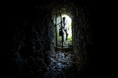 Puerta semioculta entre la maleza que comunica la falda de la colina con el palacio nazar.