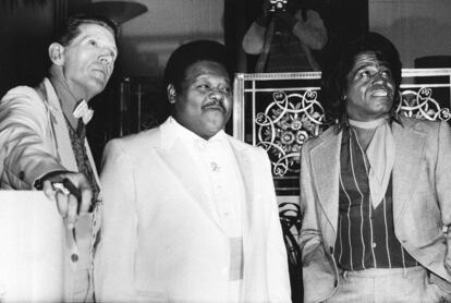 Los músicos Jerry Lee Lewis, Fats Domino y James Brown posan en el Paseo de la Fama donde fueron incluidos en 1986.

