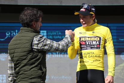 Ezequiel Mosquera, el organizador de O Gran Camiño, saluda a Vingegaard, de amarillo en el podio.