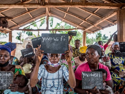 Las mujeres de una escuela rural de Zé muestran sus progresos con la escritura. En esta comunidad se trabaja en la igualdad de género a través de la educación y la formación sanitaria.