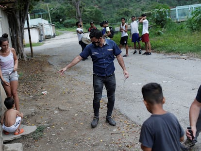 Lauren Caballero, candidato de Avanzada Progresista, en un barrio de La Guaira, Venezuela, el pasado 28 de noviembre.