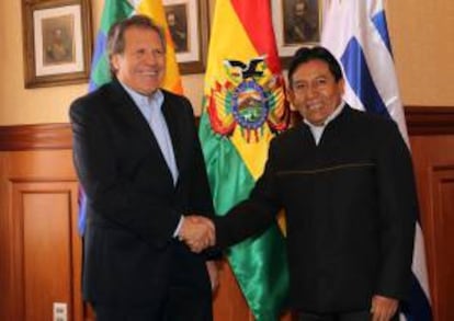 El ministro uruguayo de exteriores, Luis Almagro Lemes (i), saluda a su homólogo boliviano, David Choquehuanca (d), hoy, jueves 20 de junio de 2013m a su llegada a La Paz para abordar con autoridades y empresarios de Bolivia el proceso de adhesión de este país al Mercado Común del Sur (Mercosur).