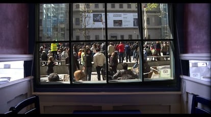 Una imagen de la pel&iacute;cula &#039;Informe general II&#039;, con una concentraci&oacute;n en la plaza del Reina Sof&iacute;a. 