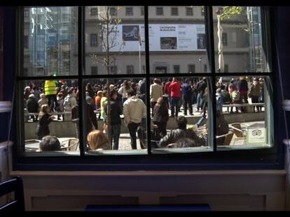 Una imagen de la pel&iacute;cula &#039;Informe general II&#039;, con una concentraci&oacute;n en la plaza del Reina Sof&iacute;a. 