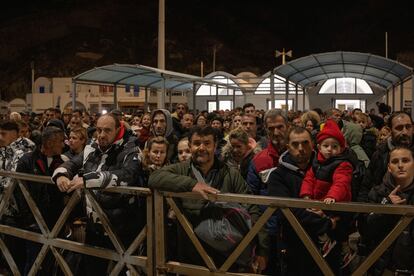 Centenares de personas esperan su turno en el puerto de Santorini para abandonar la isla por ferry, este lunes. 