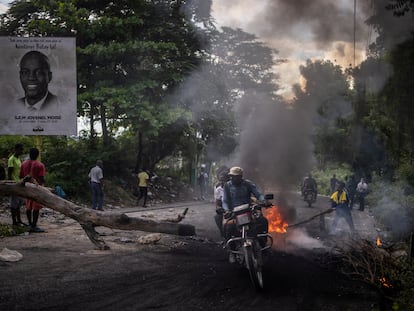 Un incendio en una barricada como parte de las protestas en Puerto Príncipe, Haití, este jueves 21 de octubre.