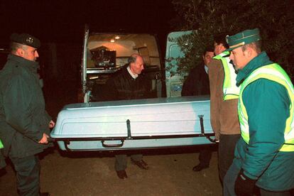 Agentes de la Guardia Civil retiran el fretro con el cadver de la fallecida.