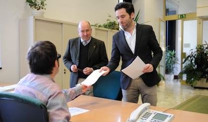 Borja Semper y Carmelo Barrio registrando su propuesta para la Ponencia de Autogobierno, en el Parlamento vasco