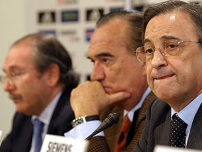 Florentino Pérez, presidente del Madrid, junto a Fernández Tapias en la conferencia de prensa.