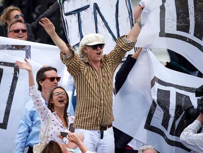 Un barco con partidarios de la permanencia de Reino Unido en la UE, liderados por el cantante irland&eacute;s, Bob Geldof, este mi&eacute;rcoles en Londres.