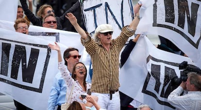 Un barco con partidarios de la permanencia de Reino Unido en la UE, liderados por el cantante irland&eacute;s, Bob Geldof, este mi&eacute;rcoles en Londres.