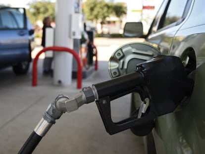 Un surtidor de gasolina en una estación de servicio.