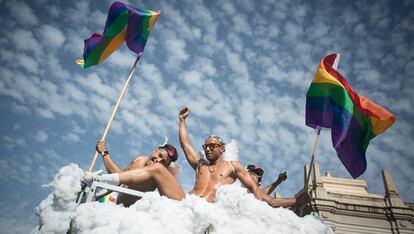 La celebración del amor y la diversidad se celebra en la mayoría de países entre junio y agosto. La del Pride Barcelona (en la avenida María Cristina) se alarga 16 días y combina ciclos de conferencias con la música y la diversión. Este 28 de junio es el pregón; al día siguiente, el concierto de la austriaca Conchita Wurst, ganadora de Eurovisión 2014; el 30, la manifestación, que tendrá un fin de fiestas muy musical. Y, en medio, una masterclass de zumba, carreras de tacones, actividades y talleres para niños, la actuación de Camela, dj, reggaetón urbano, fiesta de la espuma o una competición de baile. En la imagen, una carroza del desfile Pride Barcelona del año pasado. Más información: <a href="https://www.pridebarcelona.org/" target="_blank">pridebarcelona.org</a>