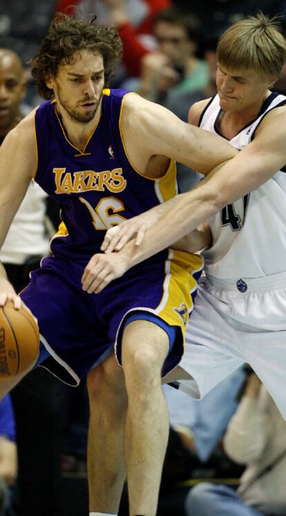 Pau Gasol, de los Lakers, ante Andrei Kirilenko, de Utah Jazz.