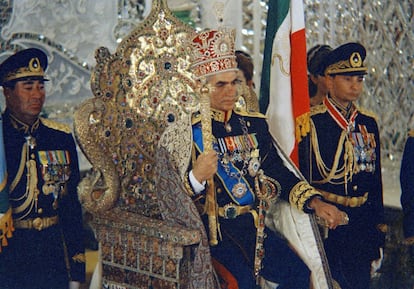 Es la imagen del esplendor. Mohammad Reza Pahlavi, rey de reyes o emperador, que es lo que significa la palabra persa 'shah', se sienta en el Trono del Pavo Real, símbolo de la dinastía que ha creado unas décadas antes su padre. Es octubre de 1967 y poco sospecha el mandatario que no llegará a transmitir el céretro a su primogénito, Reza, que por entonces tiene 7 años.