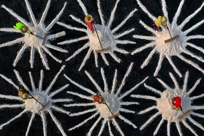 'Salt Farm Workers Harvesting', de Saurabh Sirohiya. Lo que a pie se percibe un trabajo cotidiano en una fábrica salinera, desde el aire se percibe como una obra de arte abstracto. Por eso esta fotografía de Saurabh Sirohiya ha ganado el premio en la categoría Abstracto.