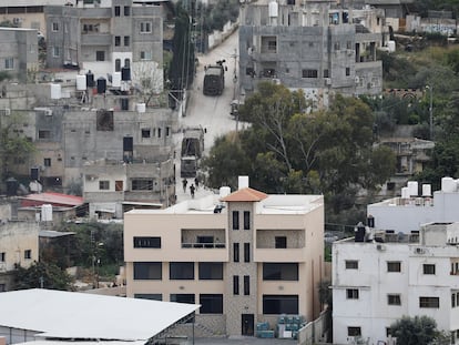 Soldados israelíes durante una incursión israelí en el campamento de Nour Shams, en Cisjordania este viernes.