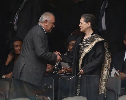 Sonia Gandhi, es recibida a su llegada al palco de autoridades.