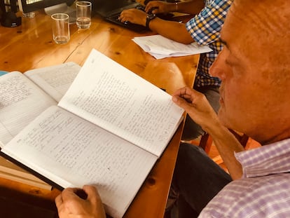 Douglas Lyon, fundador de TodoSomos, con uno de los libros de testimonios de migrantes en su casa de Chinácota, norte de Santander, Colombia