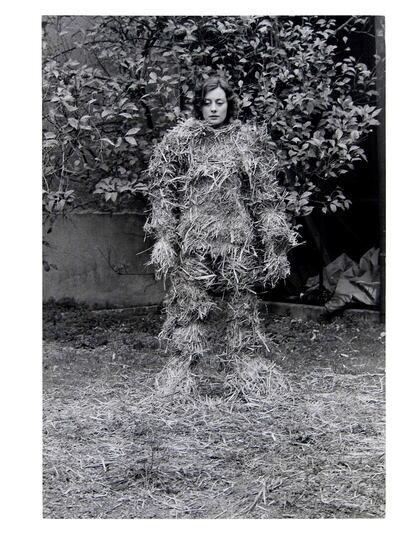 Una de las imágenes de la serie 'El cuerpo cubierto de paja', de 1975.