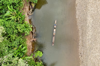 Miembros de la comunidad Waorani realizan un recorrido por el río Ñushiño.