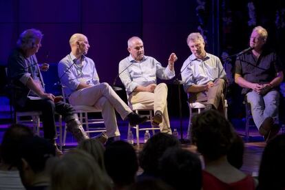 Da esquerda para a direita, Ed Vulliamy, Alejandro Santos, Antonio Caño, Martin Baron e Jon Lee Anderson, no debate.