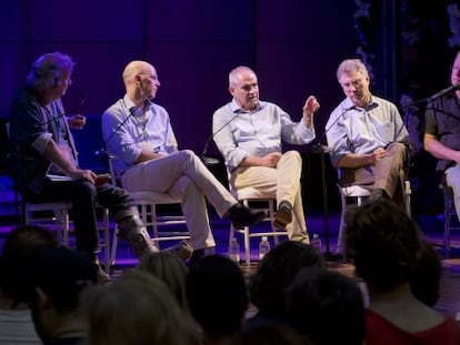 Da esquerda para a direita, Ed Vulliamy, Alejandro Santos, Antonio Caño, Martin Baron e Jon Lee Anderson, no debate.