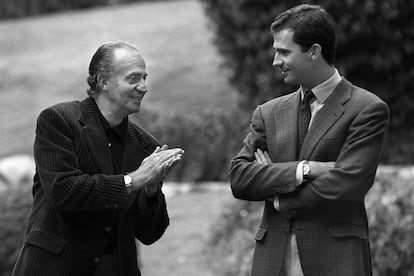 24 de diciembre de 1997. Don Juan Carlos bromea con el príncipe Felipe en los jardines de La Zarzuela.