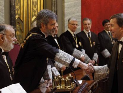 Manuel Moix, saluda al presidente de este Tribunal Supremo, Carlos Lesmes (i).