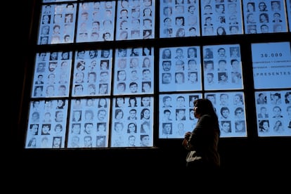 Una muestra de fotografías de desaparecidos durante la dictadura militar en el Museo Espacio para la Memoria, en Buenos Aires, Argentina, en marzo de 2024.