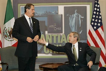 El presidente estadounidense, George W. Bush, y su homólogo mexicano, Vicente Fox, ayer en Santiago de Chile.