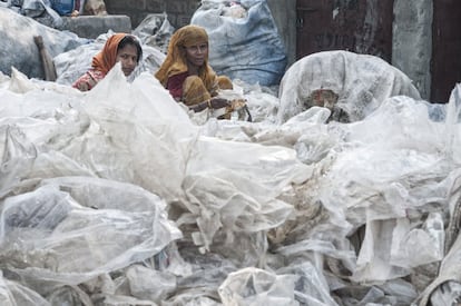 São principalmente mulheres e crianças que realizam a meticulosa tarefa de classificar os diferentes tipos de plástico antes de serem processados nas pequenas fábricas localizadas às margens de um rio em Daca (Bangladesh).