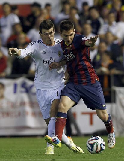 Gareth Bale y Messi durante el partido.