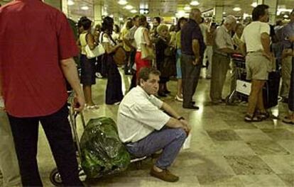 Pasajeros en el aeropuerto de Barajas afectados por la suspensión de vuelos de Iberia.