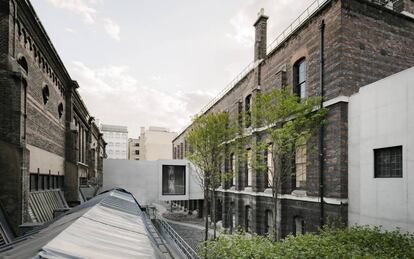 Ampliación de la Royal Academy, Londres (2018). Chipperfield se convirtió en urbanista para unir el edificio Palladiano Burlington House con uno victoriano que ampliaba la galería de una manera drástica y directa con un túnel-puente. Desapareció en la arquitectura y apareció en los detalles.