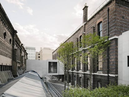 Vista del puente que une la antigua sede de la Royal Academy, con la nueva.