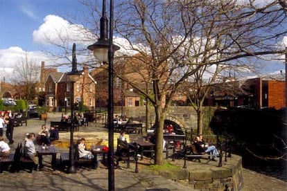 Una animada terraza en la zona de Castlefield, en Manchester.