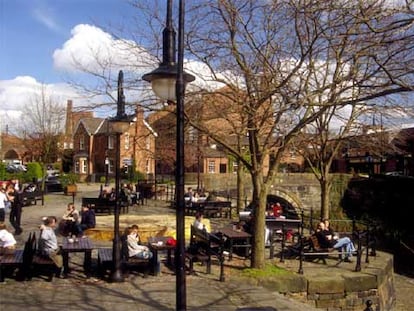 Una animada terraza en la zona de Castlefield, en Manchester.