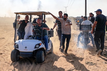 Un civil israelí era trasladado a Gaza en un carrito de golf por milicianos palestinos que lo capturaron en el sur de Israel, el 7 de octubre.