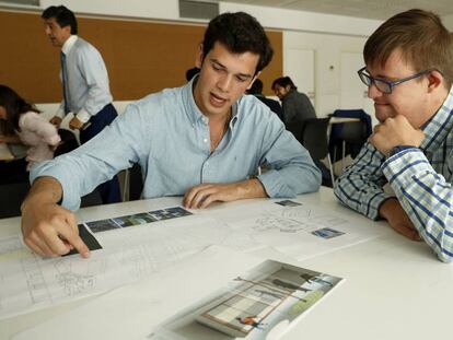 Louis Lacorne (izquierda), alumno de cuarto de Arquitectura, y Alejandro Saenz ultiman su proyecto de escuela para personas con discapacidad.