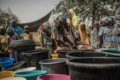 Mujeres recogiendo agua de un pozo de Oxfam en el campo de Tomour.