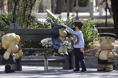 Un niño acaricia la estatua de Mafalda en la ciudad de Mendoza (Argentina). El dibujante argentino Joaquín Salvador Lavado, conocido universalmente como Quino, autor de Mafalda y una veintena de libros de historietas, murió este miércoles a los 88 años de edad.