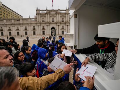 Distribución de copias de la nueva propuesta de Constitución, a las afueras del Palacio de La Moneda, en Santiago, el pasado 19 de noviembre.