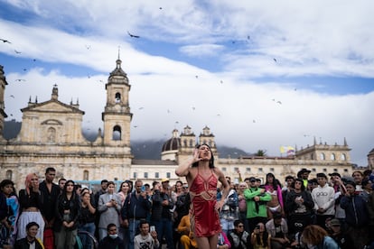 Alexa, activista trans, canta una arenga durante la concentración en la Plaza de Bolívar.