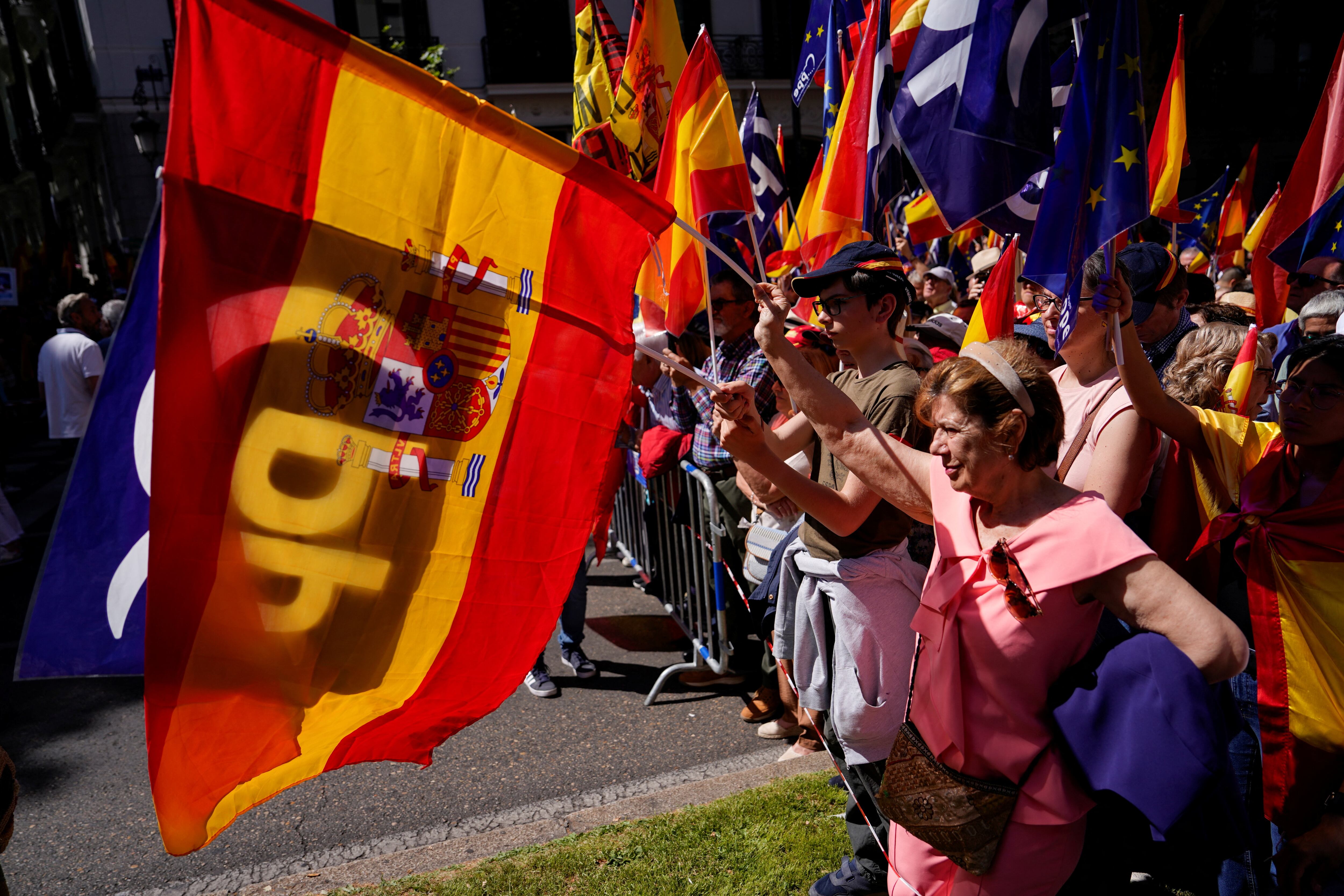 Partidarios del Partido Popular se reúnen en la plaza de la Independencia para protestar contra el Gobierno de Pedro Sánchez, este domingo.