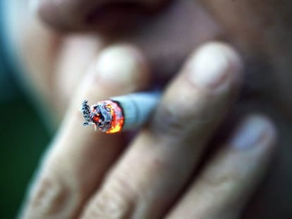 Una mujer fumando, en Berl&iacute;n. 