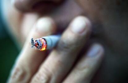 Una mujer fumando, en Berlín.