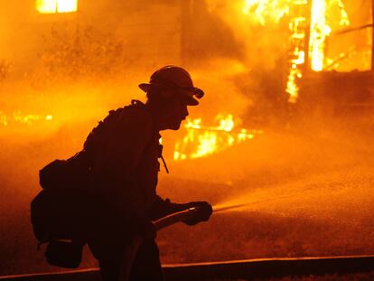 Un bombero en plena actuación contra un incendio en Greenville (California) a comienzos de este mes. /